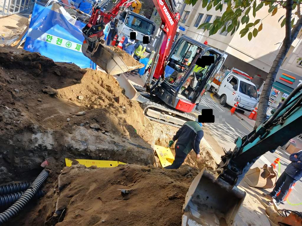 신림동 현장에서 017 미니굴착기로 배수관로 설치 구간을 굴착하는 모습