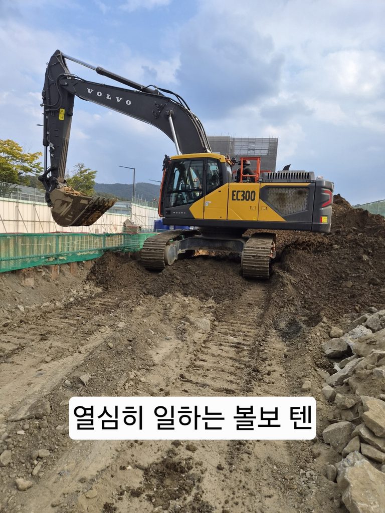 상차 작업중인 볼보 텐